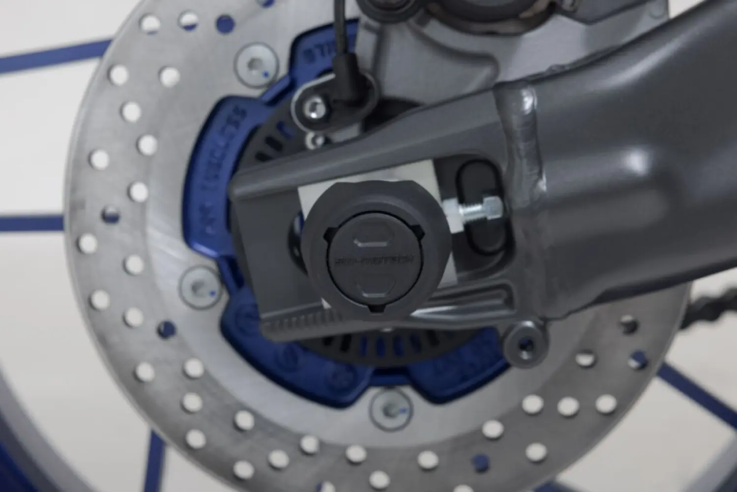 SW-MOTECH - REAR AXLE SLIDER SET - 05052277