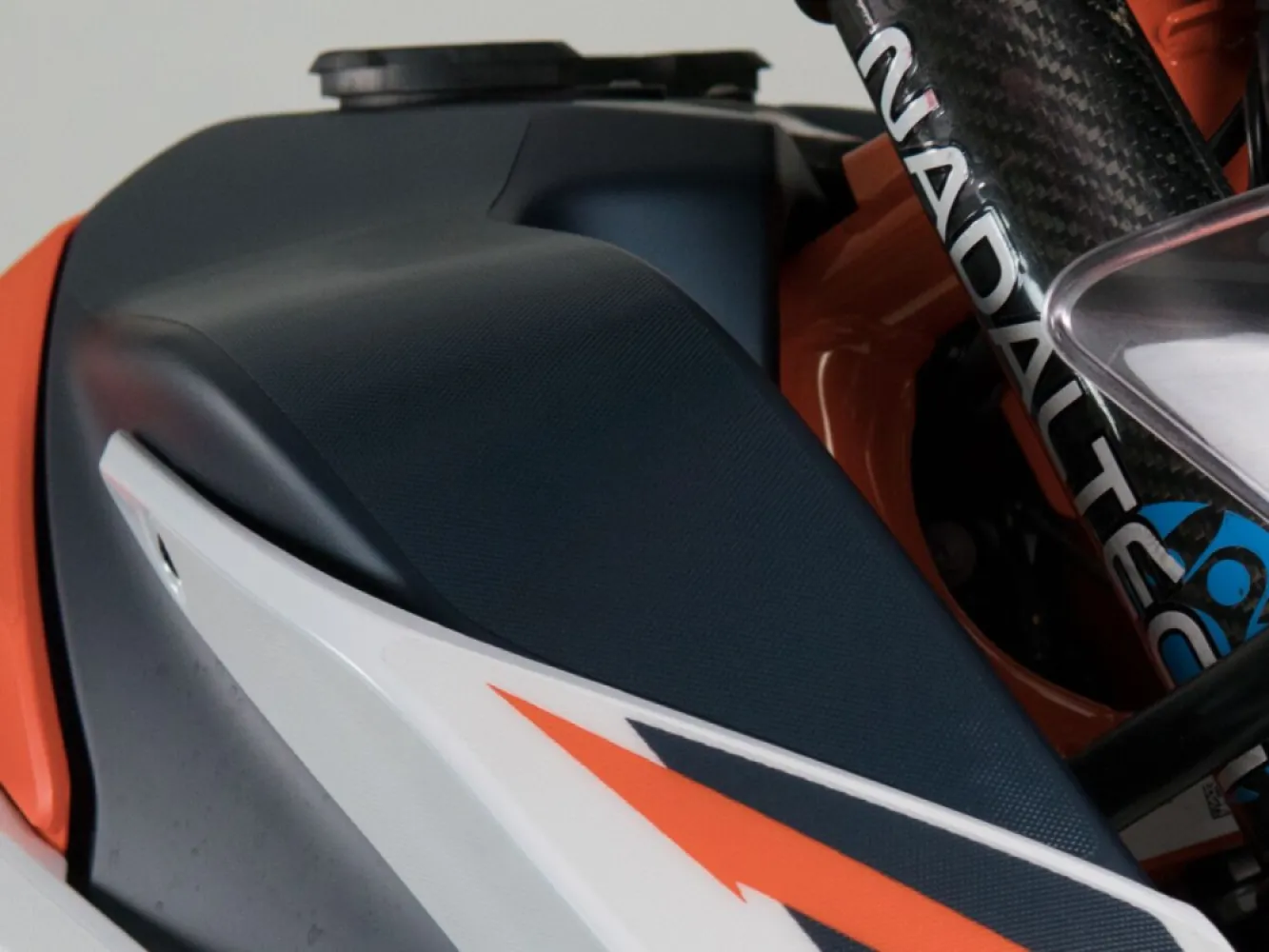 UNIRACING - SCRTCH SVR KTM 890 ADV TANK BL - 43010985