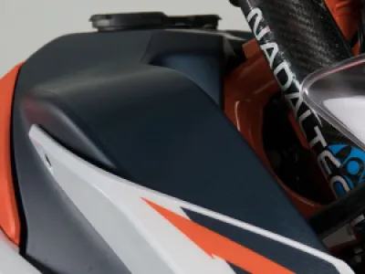 UNIRACING - SCRTCH SVR KTM 890 ADV TANK BL - 43010985