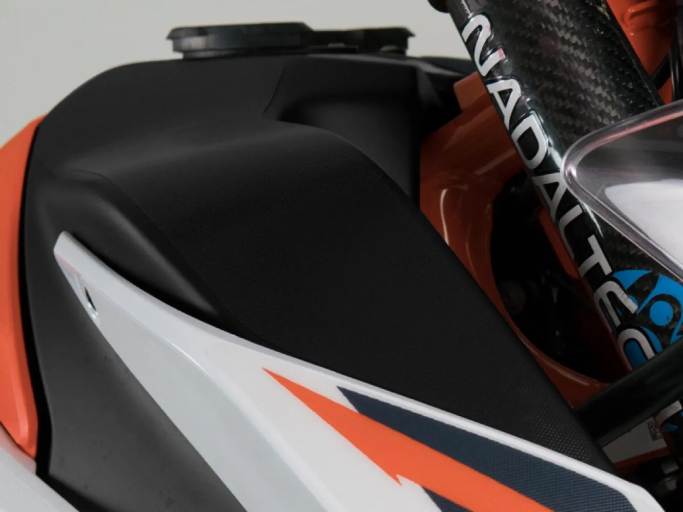 UNIRACING - SCRTCH SVR KTM 890 ADV TANK BK - 43010986