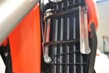 AXP RACING - RADIATOR BRACE HVA TC/FC 18 - 19010957