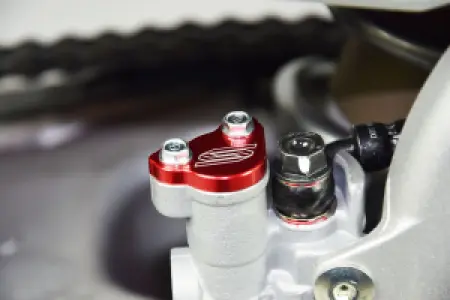 SCAR - BRAKE RESERVOIR CAP RED - 17310270