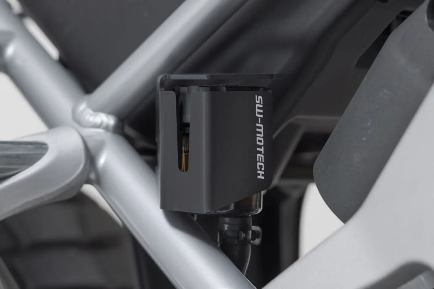 SW-MOTECH - BRAKE RESERVOIR GUARD - 17310787