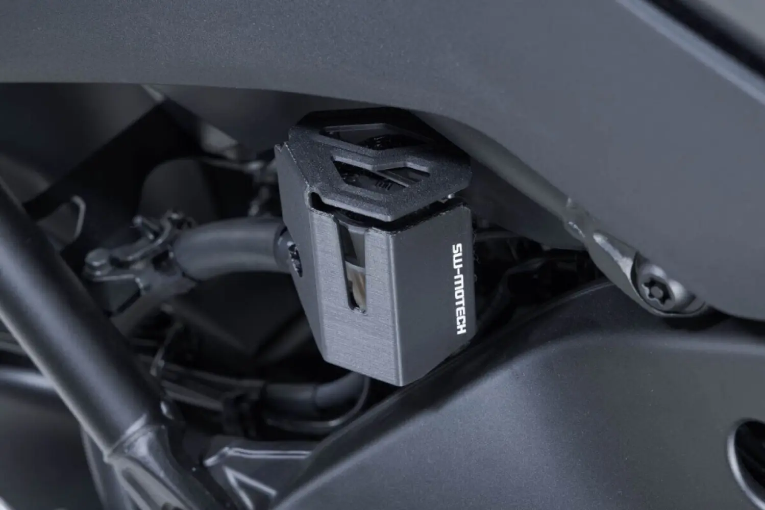 SW-MOTECH - BRAKE FLUID RESERVOIR GUARD - 17310809