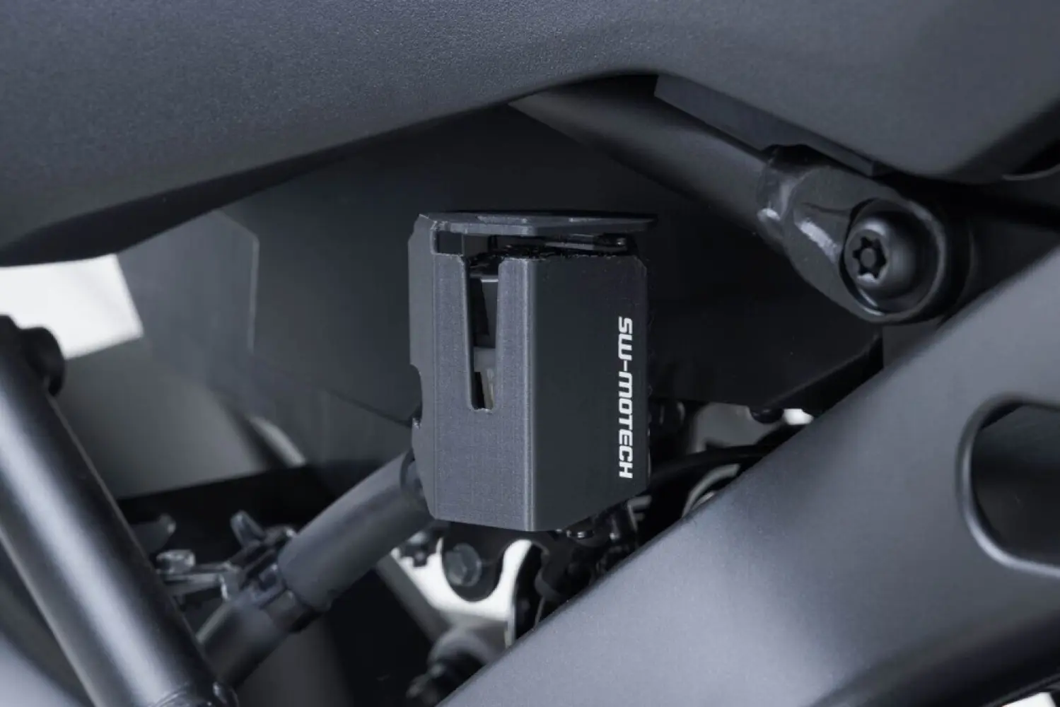 SW-MOTECH - BRAKE FLUID RESERVOIR GUARD - 17310809