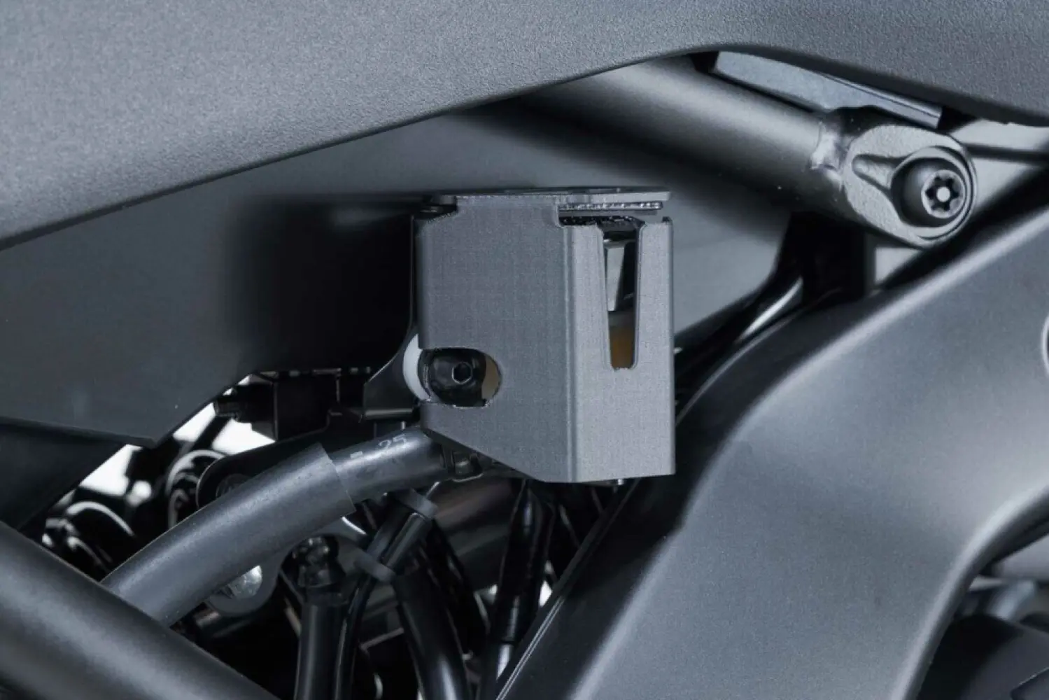 SW-MOTECH - BRAKE FLUID RESERVOIR GUARD - 17310809