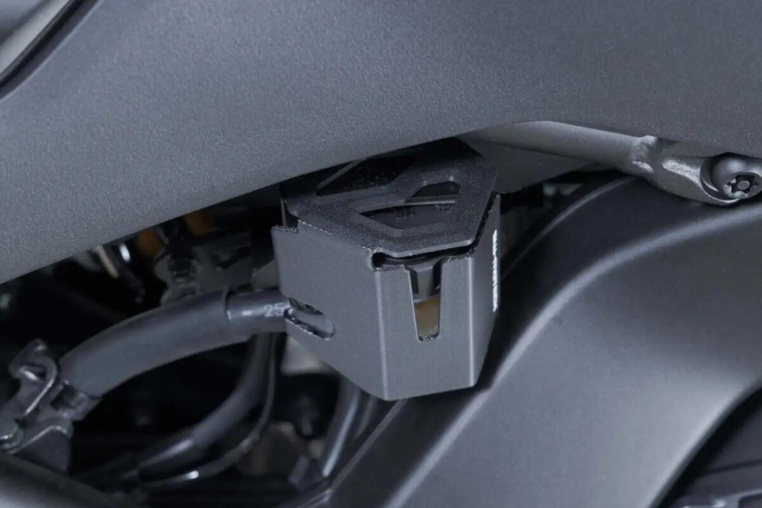 SW-MOTECH - BRAKE FLUID RESERVOIR GUARD - 17310809