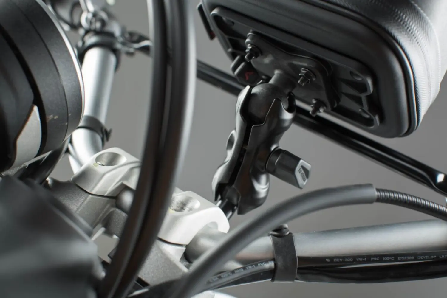 SW-MOTECH - SOCKED ARM PIVOT - 06030844