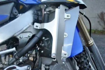 AXP RACING - RADIATOR BRACE WRF BL - 19010939