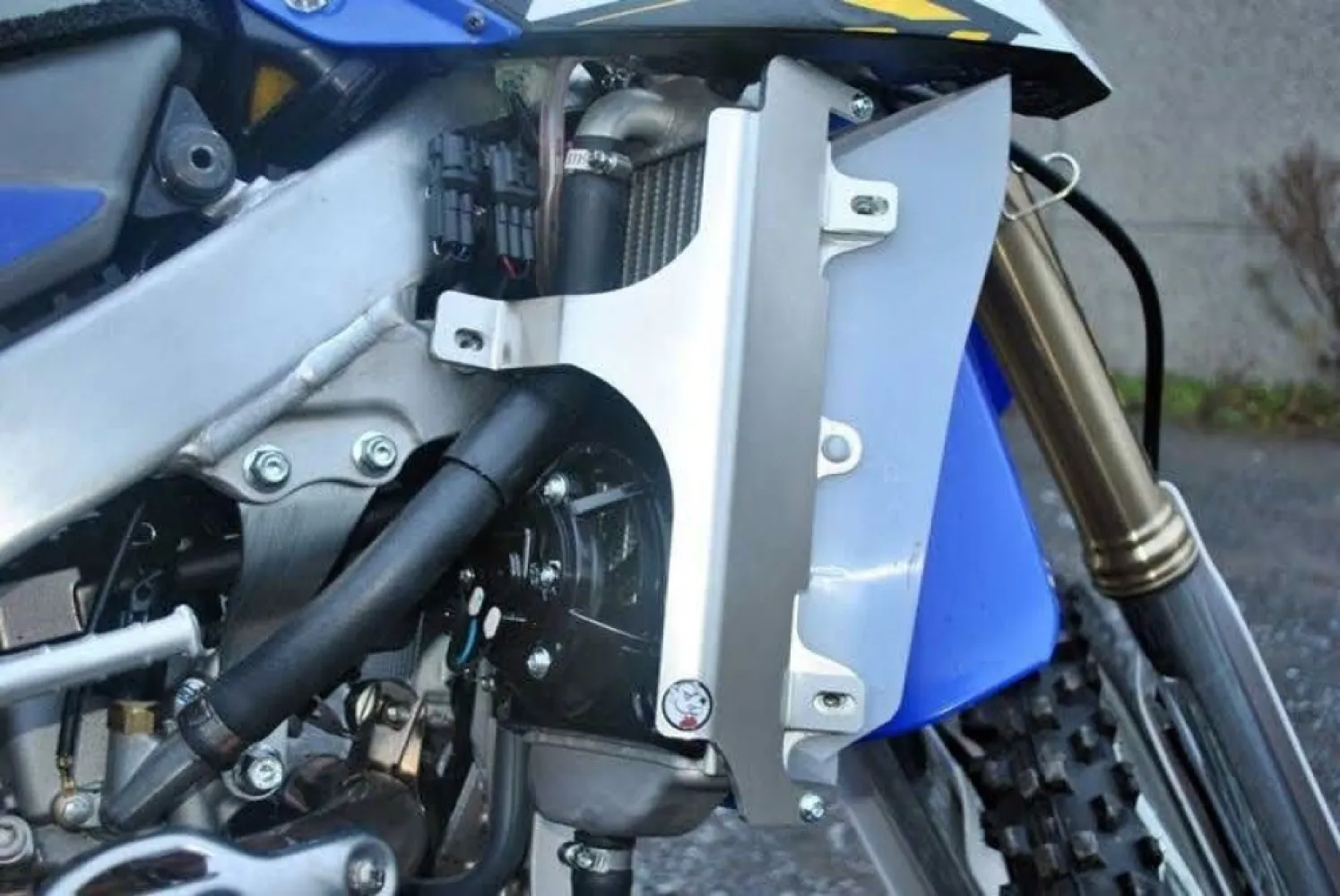 AXP RACING - RADIATOR BRACE WRF BL - 19010939