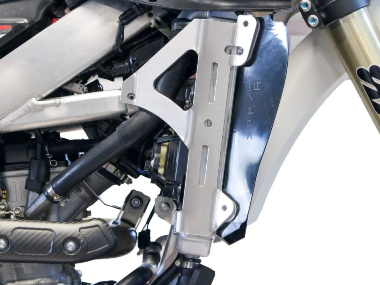 AXP RACING - RADIATOR BRACE WRF/XEF AL - 19010945