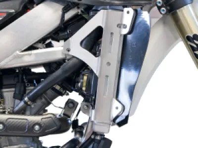 AXP RACING - RADIATOR BRACE WRF/XEF AL - 19010945