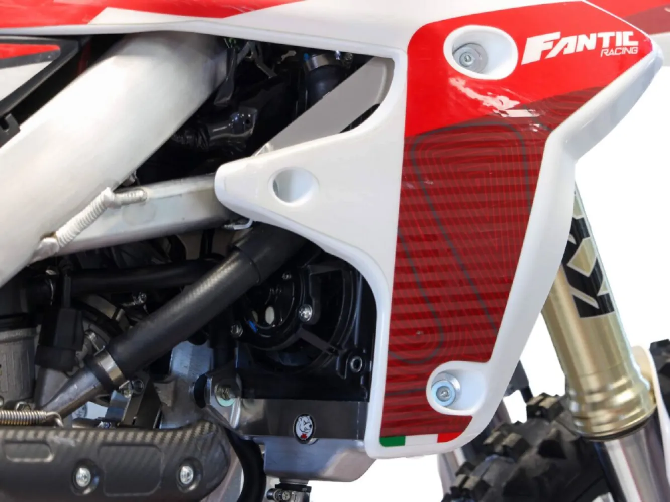 AXP RACING - RADIATOR BRACE WRF/XEF AL - 19010945