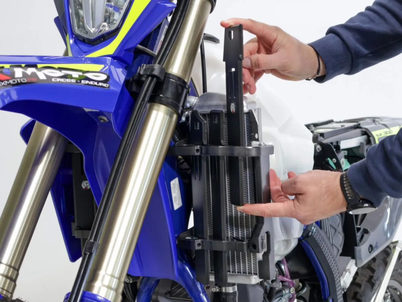 AXP RACING - HDPE RADIATOR BRACES BK - 19010955